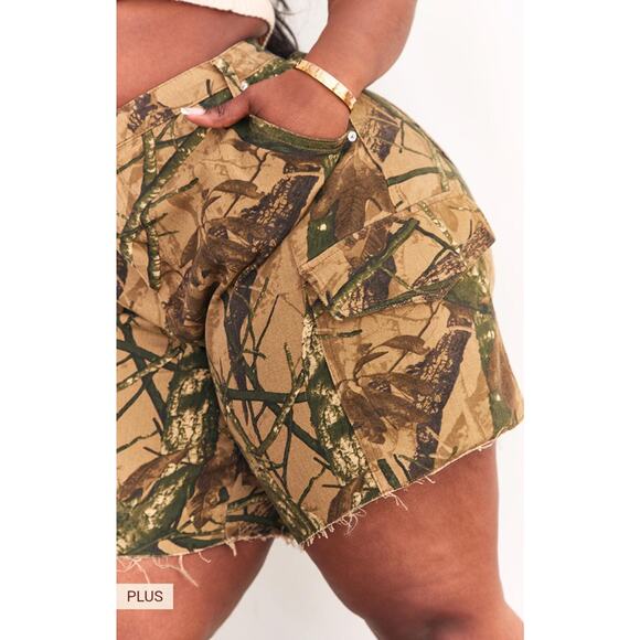 PrettyLittleThing Plus Khaki Camo Denim Cargo Shorts US Size 22 NWT - Picture 5 of 7